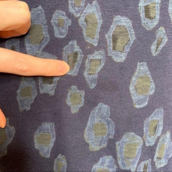 GAP Blouse Blue Leopard Print Tee Shirt Zipper Shoulder Top Women's Size Small - Picture 3 of 7